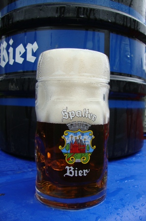bierkrug_vor_fass.jpg